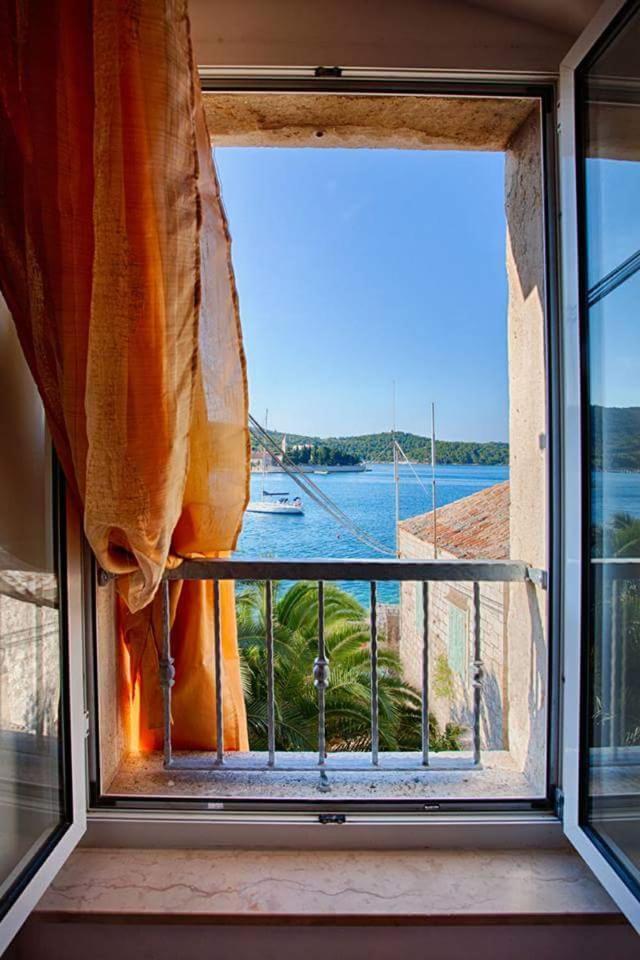 Apartment Domina Vis Bagian luar foto