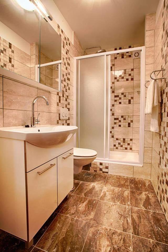 Apartment Domina Vis Bagian luar foto