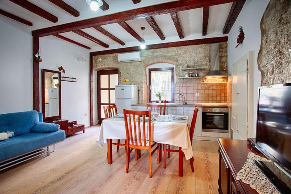 Apartment Domina Vis Bagian luar foto