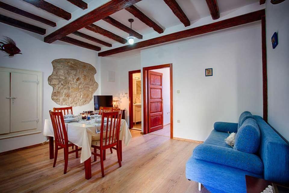 Apartment Domina Vis Bagian luar foto