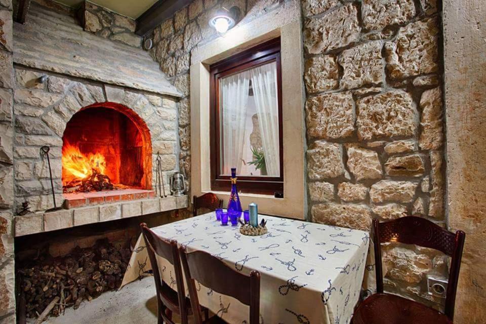 Apartment Domina Vis Bagian luar foto