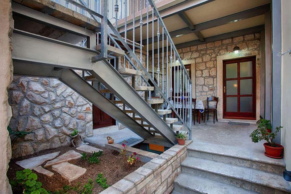 Apartment Domina Vis Bagian luar foto