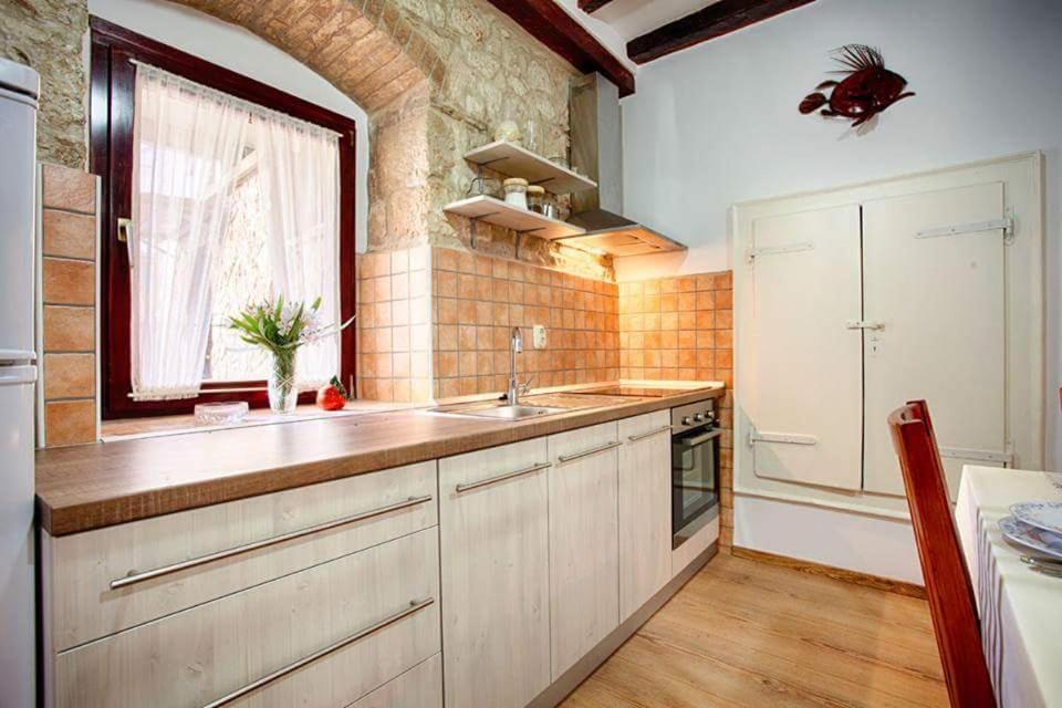 Apartment Domina Vis Bagian luar foto