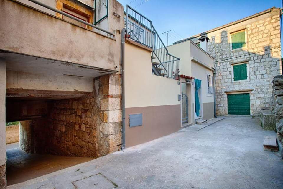 Apartment Domina Vis Bagian luar foto